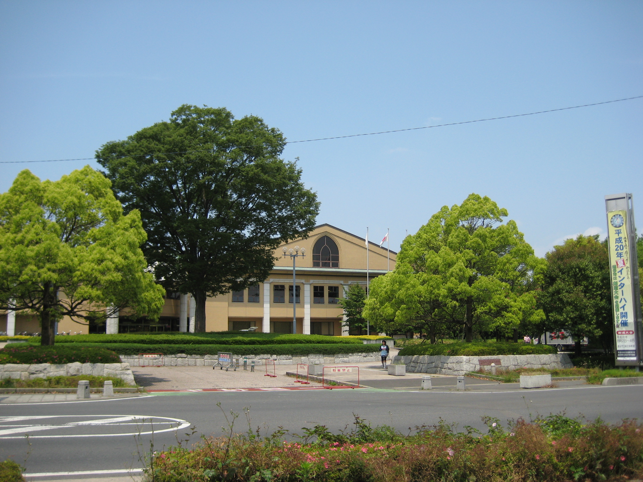 越谷市立総合体育館の正面