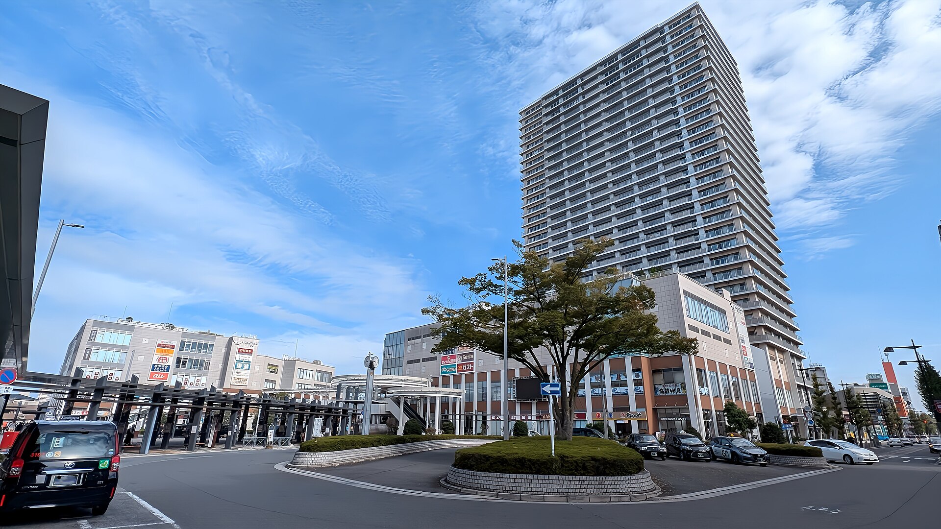 越谷駅東口のロータリーとバス乗り場