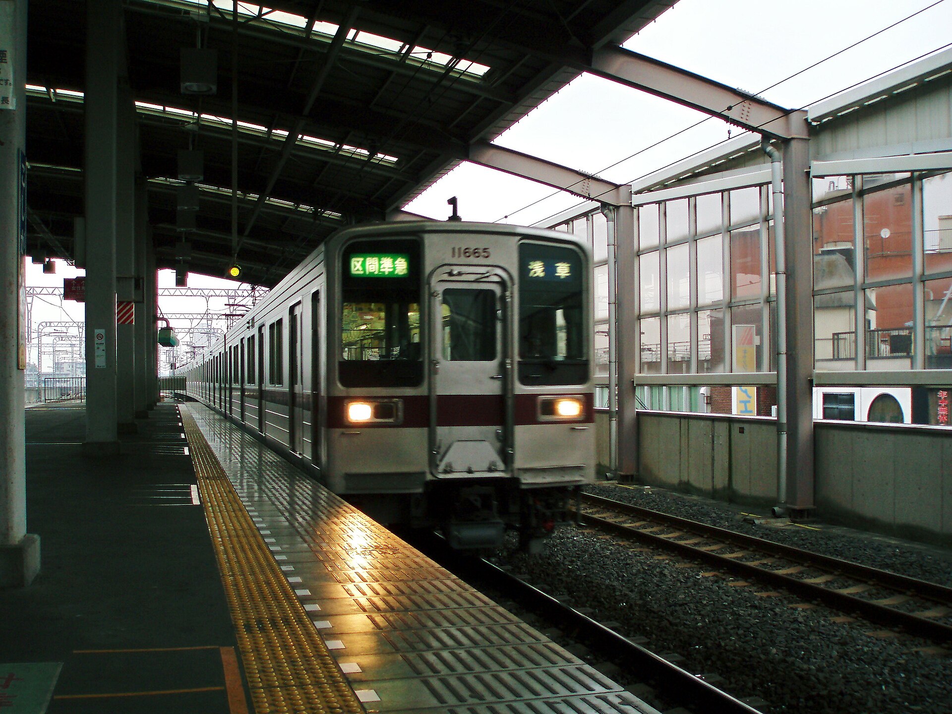 越谷駅に入る東武の電車