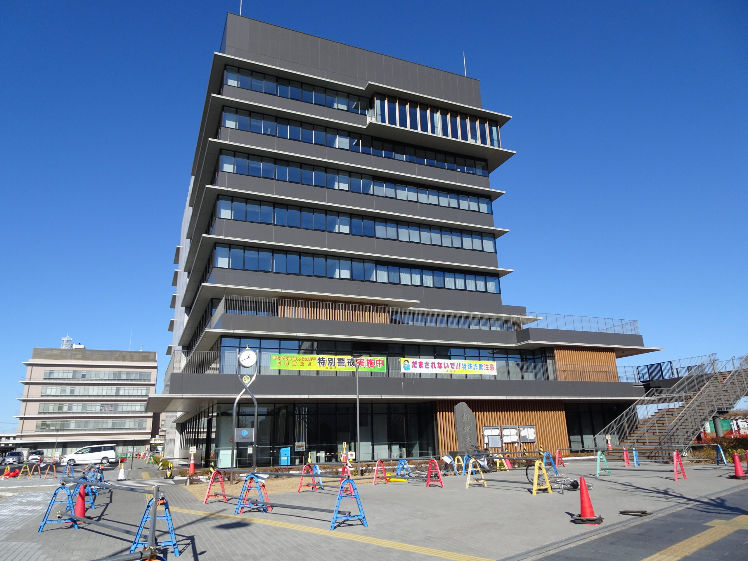 越谷市役所の本庁舎と前の広場