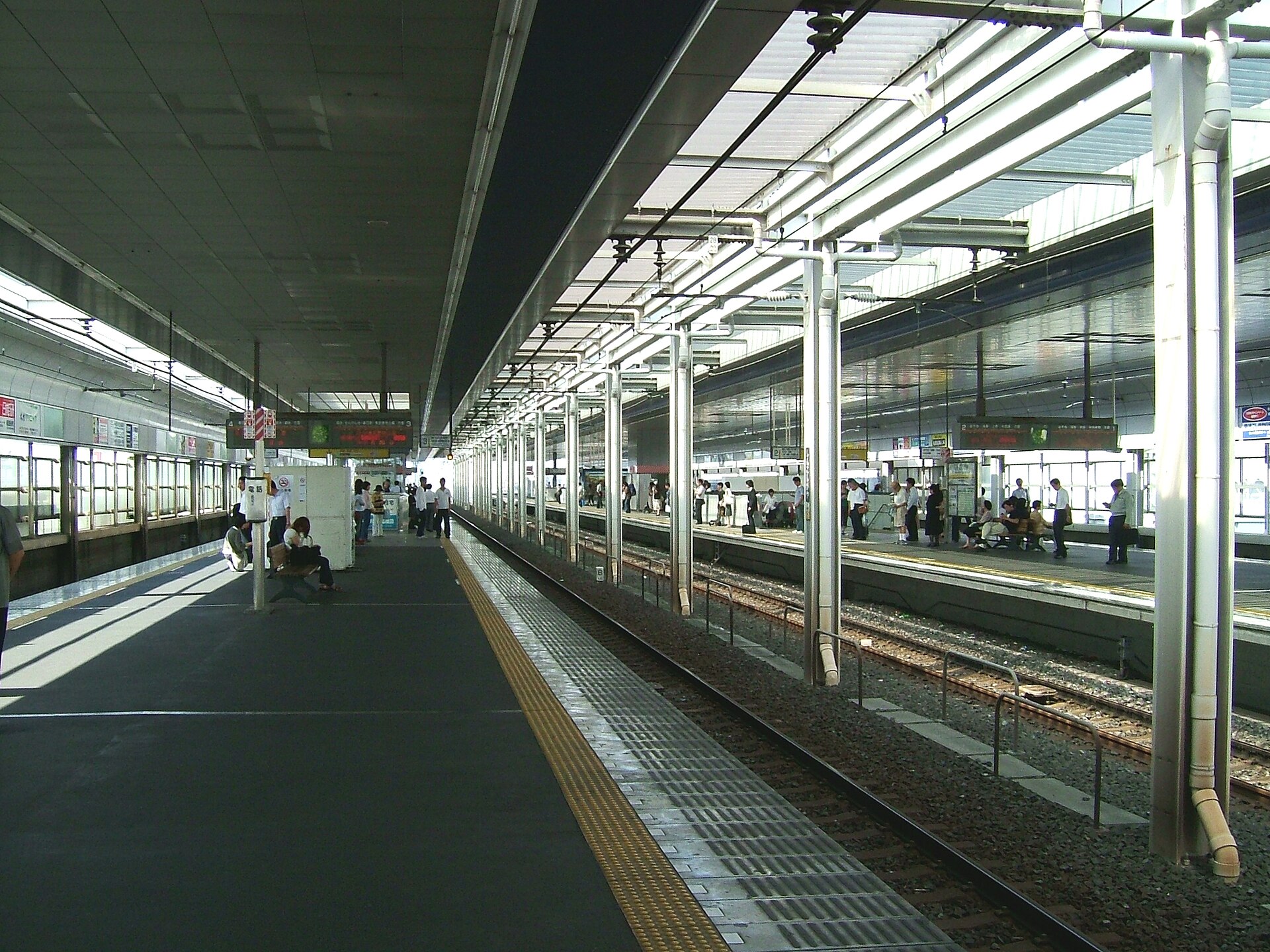 東武スカイツリーライン新越谷駅のホーム