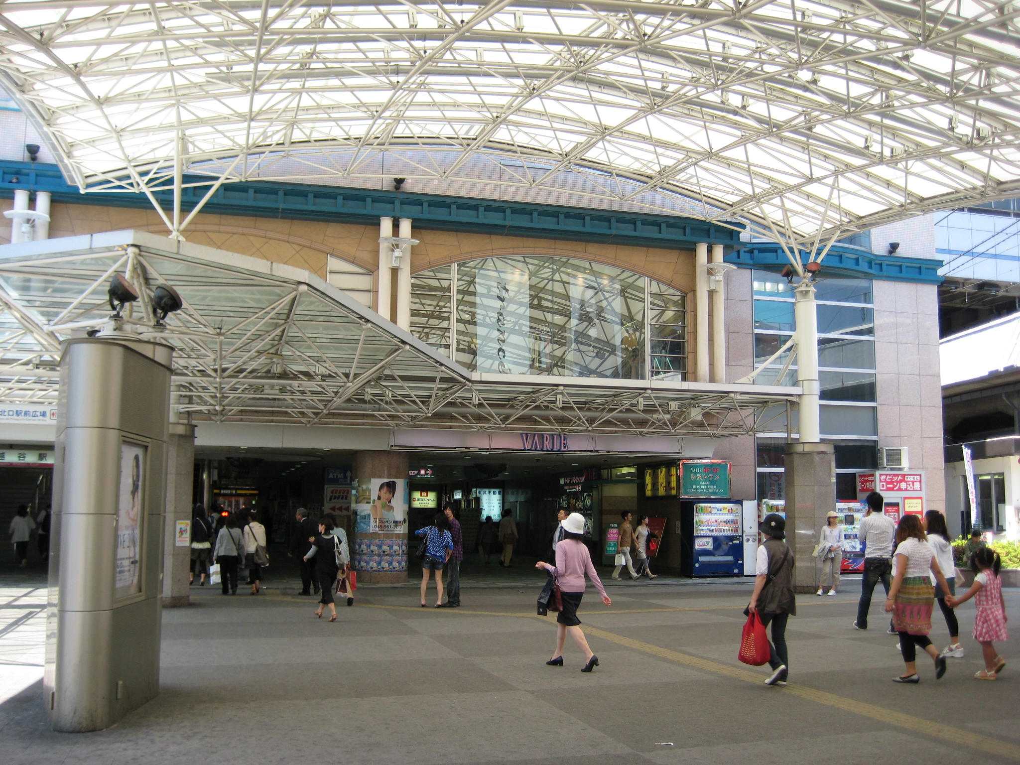 新越谷駅東口のVARIEの入口