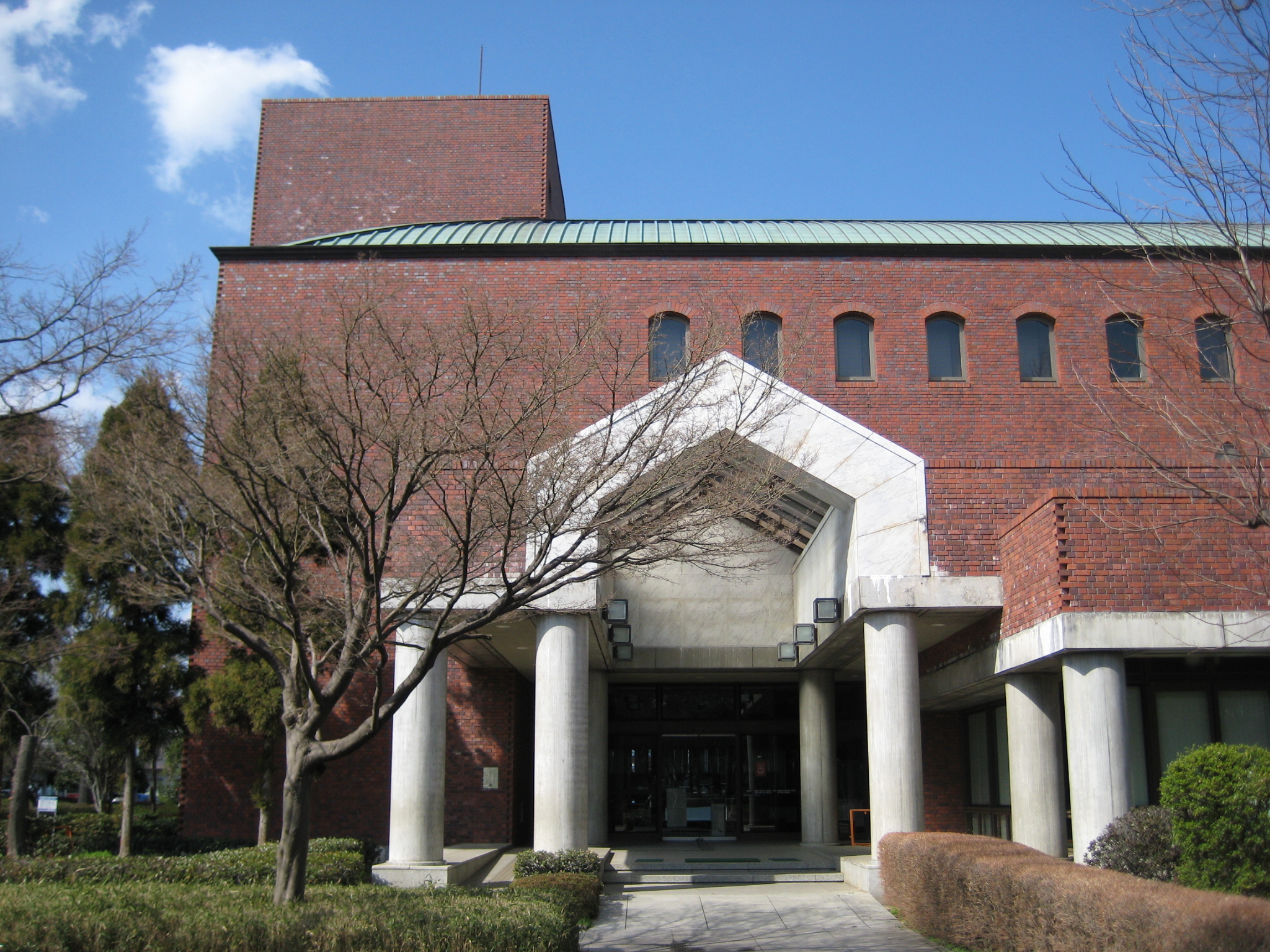 越谷市立図書館の入口