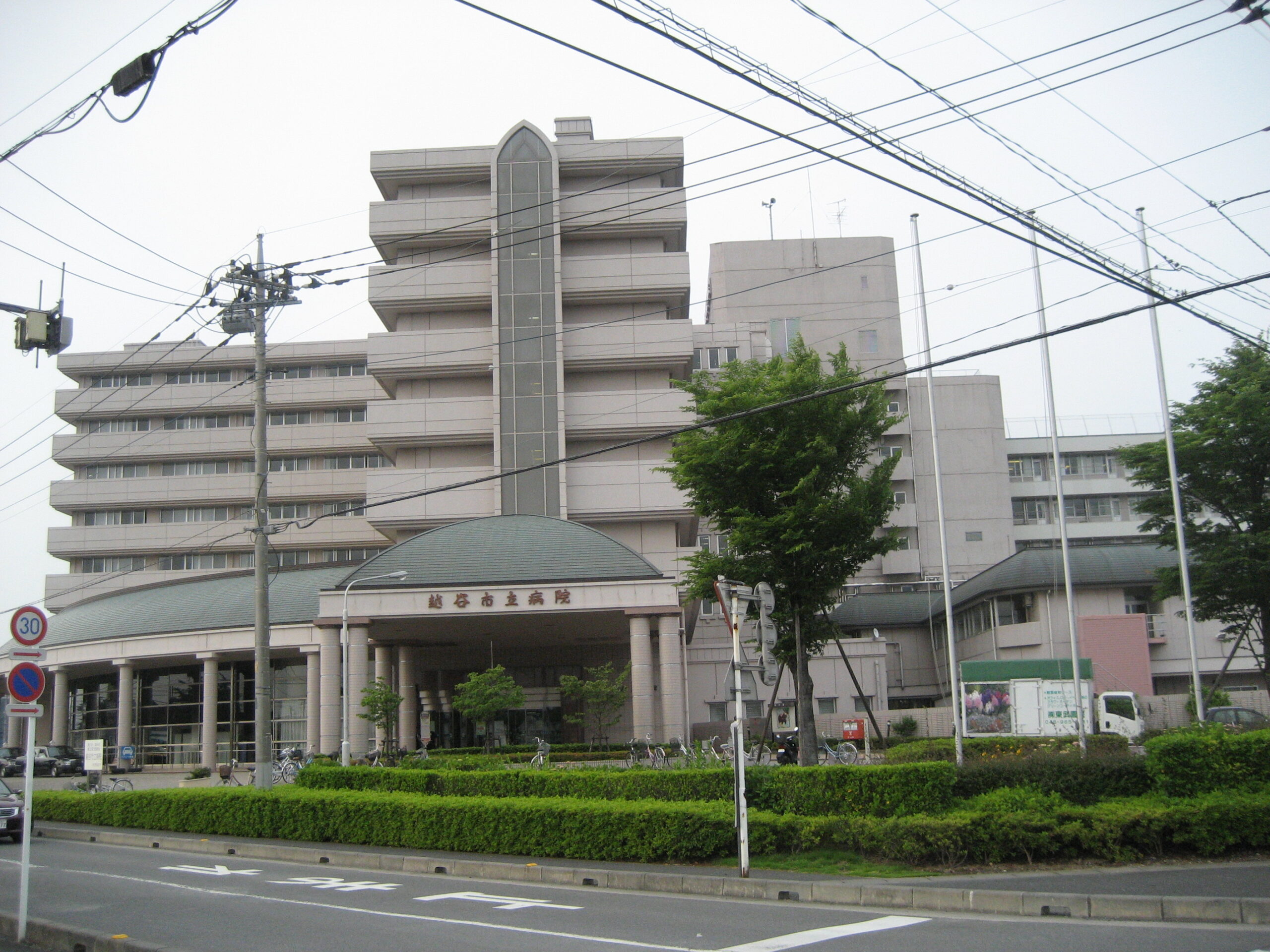 越谷市立病院の玄関