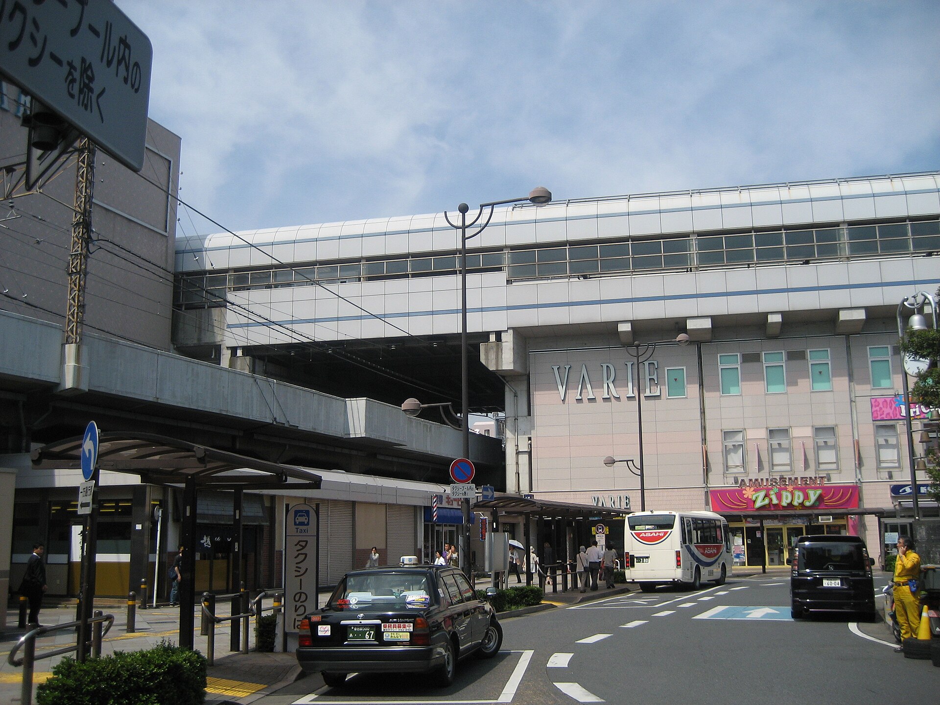 新越谷駅東口と、上を通るJR武蔵野線の高架